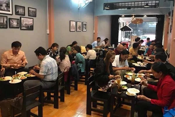 Tuyển 2 bạn Nam - 2 nữ quán cơm Văn Phòng gần bến xe Lê Hồng Phong -  quận 5