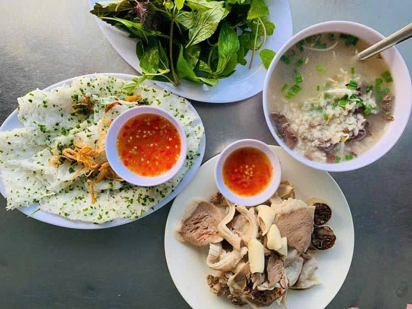 Cần 1 chị nữ phụ quán Cháo Lòng ở quận 7 Lương khởi điểm 8tr bao ăn ở lại  Yêu cầu: tuổi dưới 40t