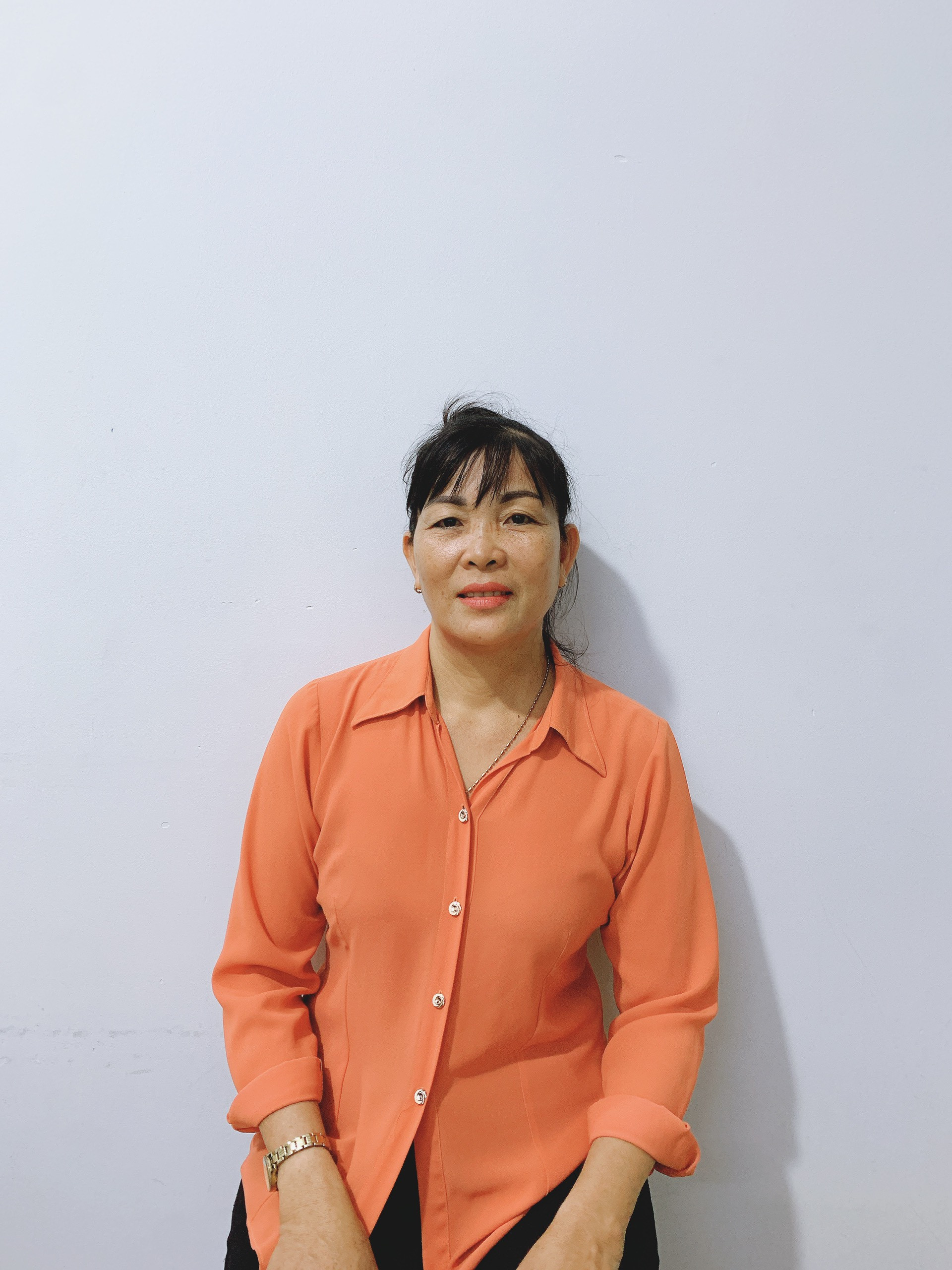 Chị Loan sinh năm 1973, quê Đồng Tháp nhận chăm sóc người già