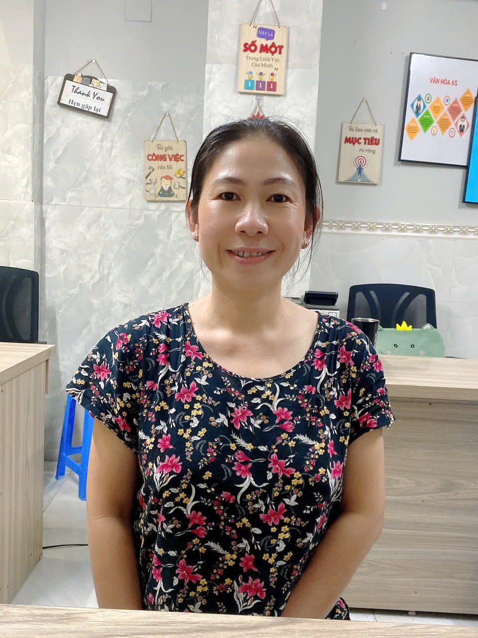 Em đang tìm việc cho chị gái em ạ