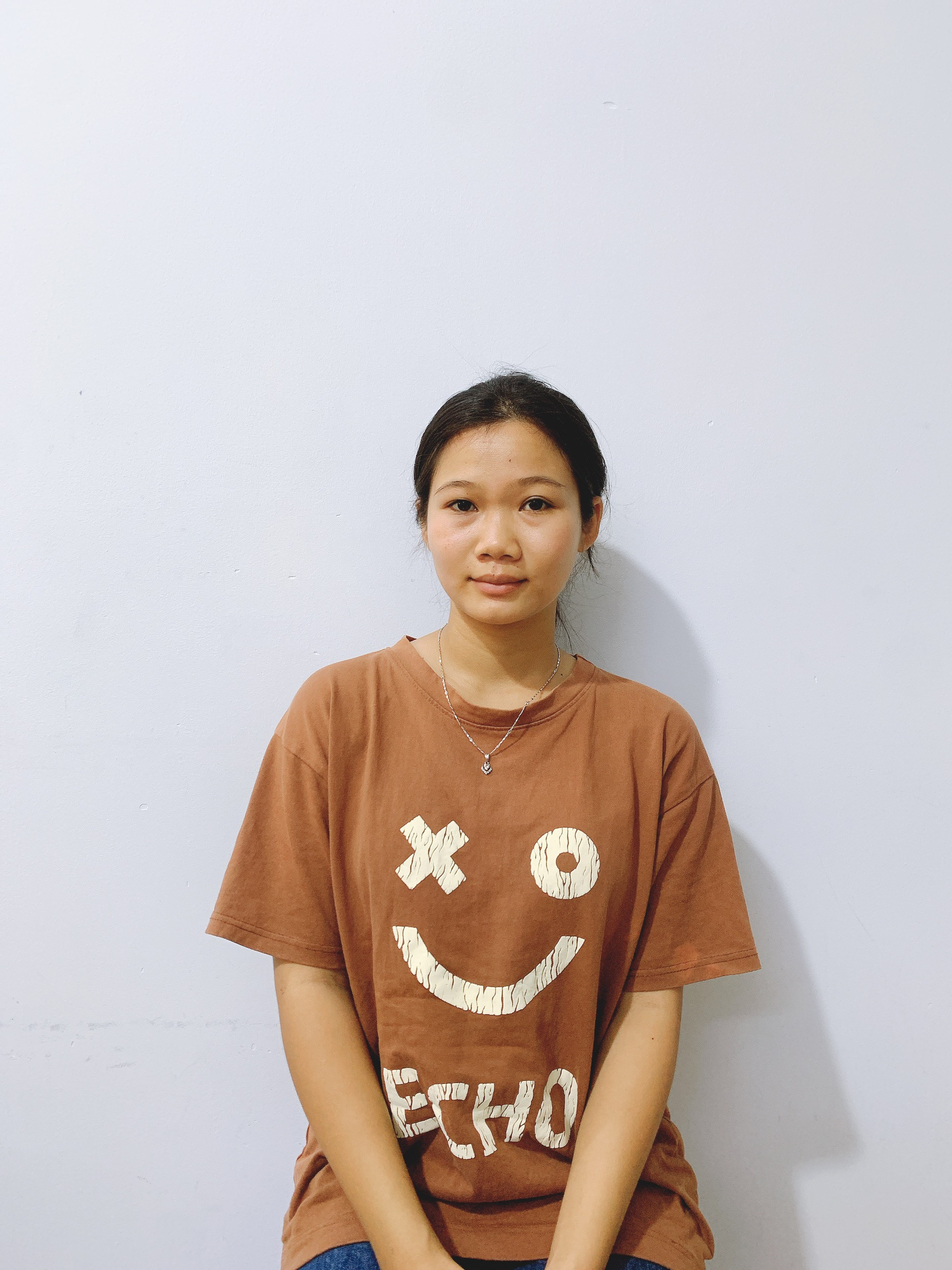 Em Nín miền trung trẻ trung nhanh nhẹn đi làm kiếm tiền phụ giúp gia đình