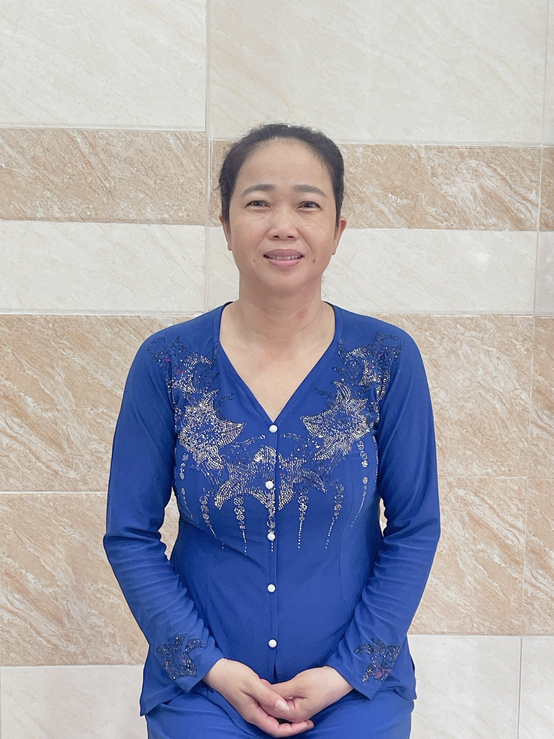 Chị  Hương   Sinh năm: 1977  Quê quán:  An Giang Tìm việc làm ở lại với gia đình