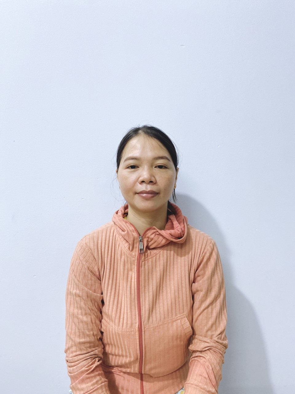 Đổ Thị Quyền 1985 chăm em bé, phụ giúp việc nhà