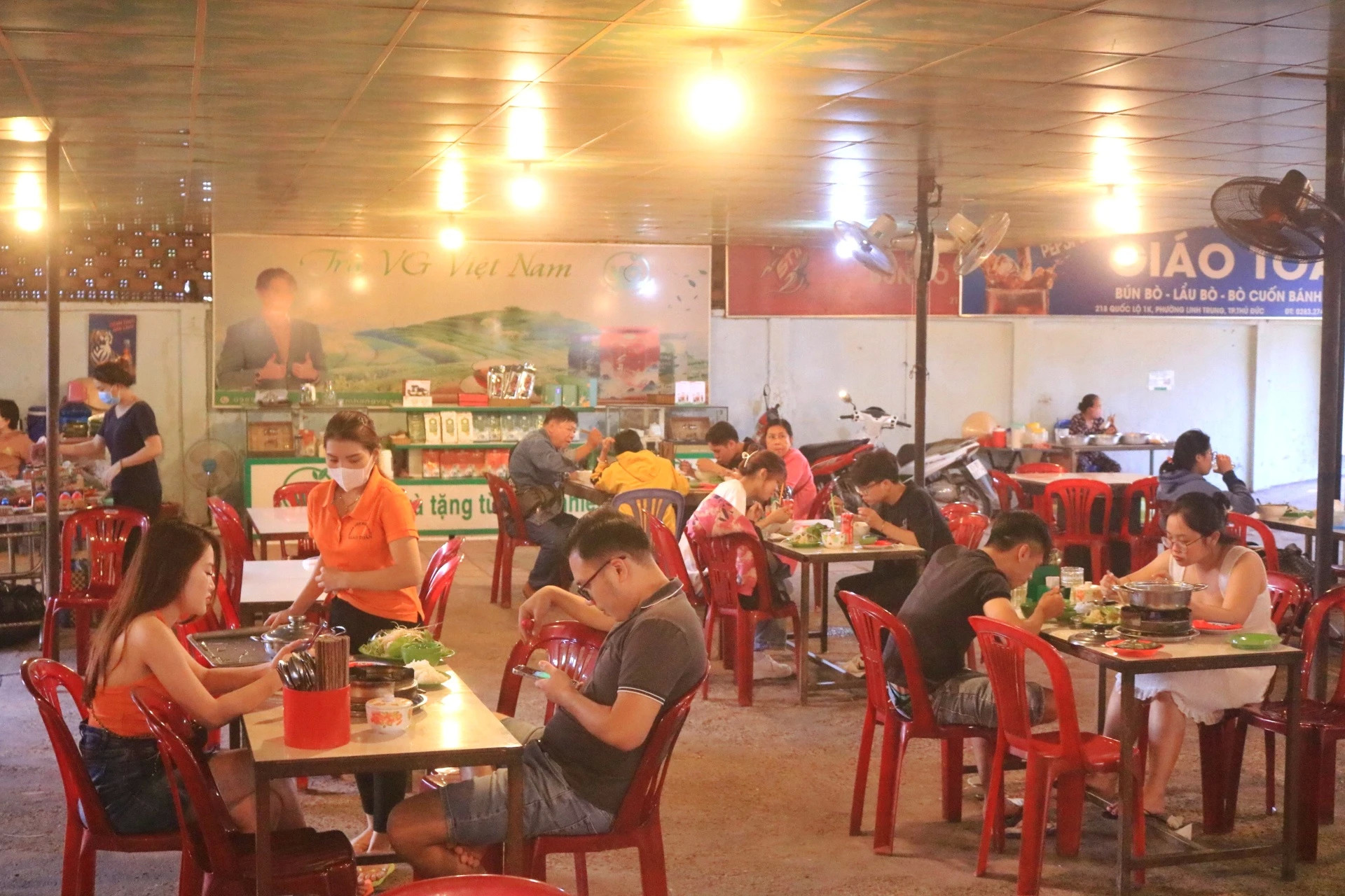 Quán ăn ở quận 2 tuyển 1 chị làm từ 18h- 22h30 phụ quán và rửa chén