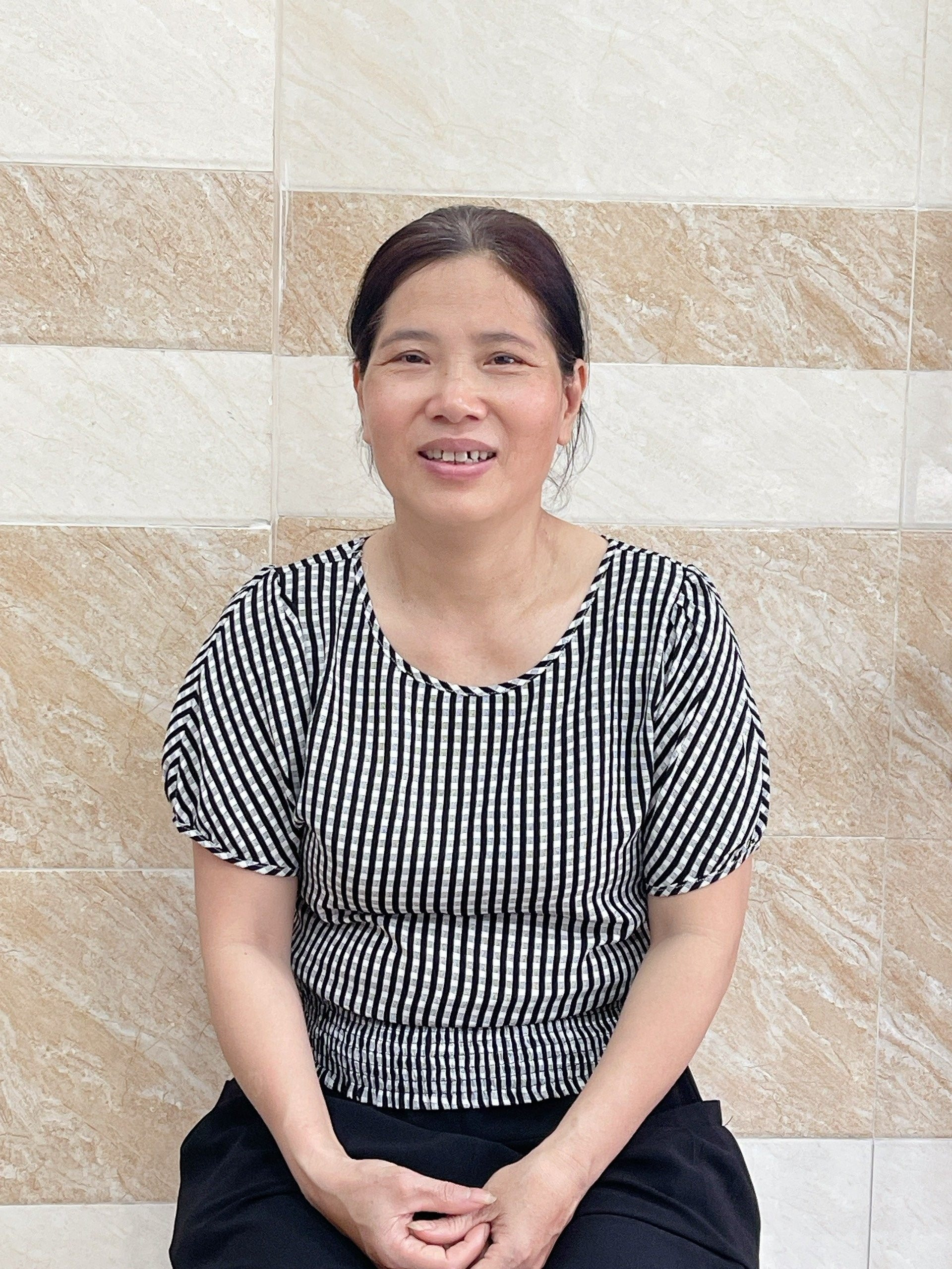 Cô Thủy sinh 1974 quê Hà Nội chuyên nấu ăn dọn dẹp nhà cửa.