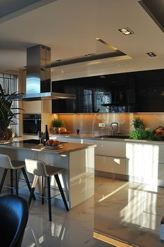 Tìm chị giúp việc cho nhà mẹ đơn thân ở Quận 3, nhà 2 người 2 lầu, Lương 10 triệu, bao ăn ở.