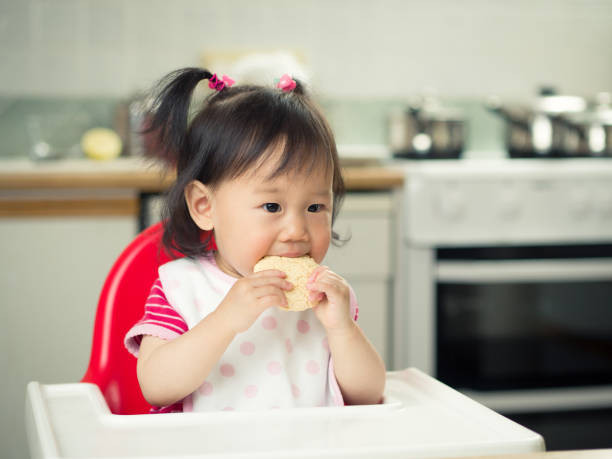 NHÀ 2 VỢ CHỒNG VÀ 1 BÉ CẦN CHỊ CHUYÊN CHĂM BÉ TẠI CHUNG CƯ GRAND RIVER SIDE Q4