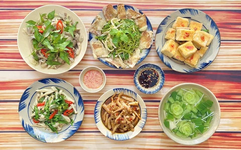 Em cần chị  giúp việc nhà, nhà em ở lê đình thám quận tân phú ,Lương 11 triệu, bao ăn ở.